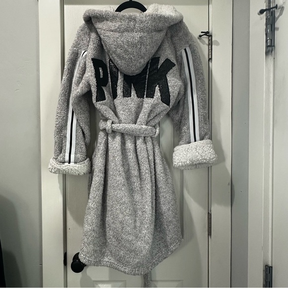 Victoria’s Secret PINK Sherpa‎ Robe M/L Gray Hooded Cozy Belted Sparkle Dog Logo - Picture 2 of 4